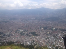 Blick über Medellín das im Tal liegt