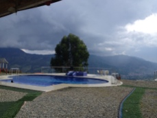 Der Pool mit genialer Sicht über Medellín