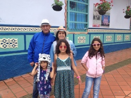 Hier mal ein Bild von Hector mit seiner Frau Teresa und seinen jüngsten Töchtern Sofia, Valentina und Maria Clara (v.l.) :)