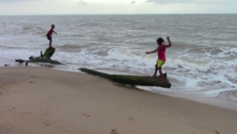 Hier haben uns die Kinder in Camarones den Strand gezeigt.